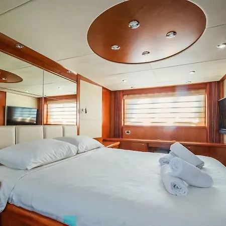 Glorious, We Deliver Your Dream! Botel