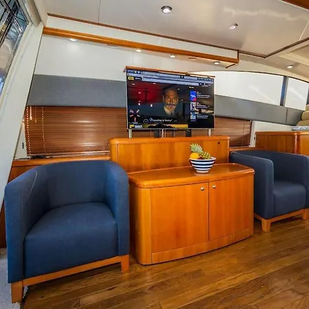 Glorious, We Deliver Your Dream! Botel